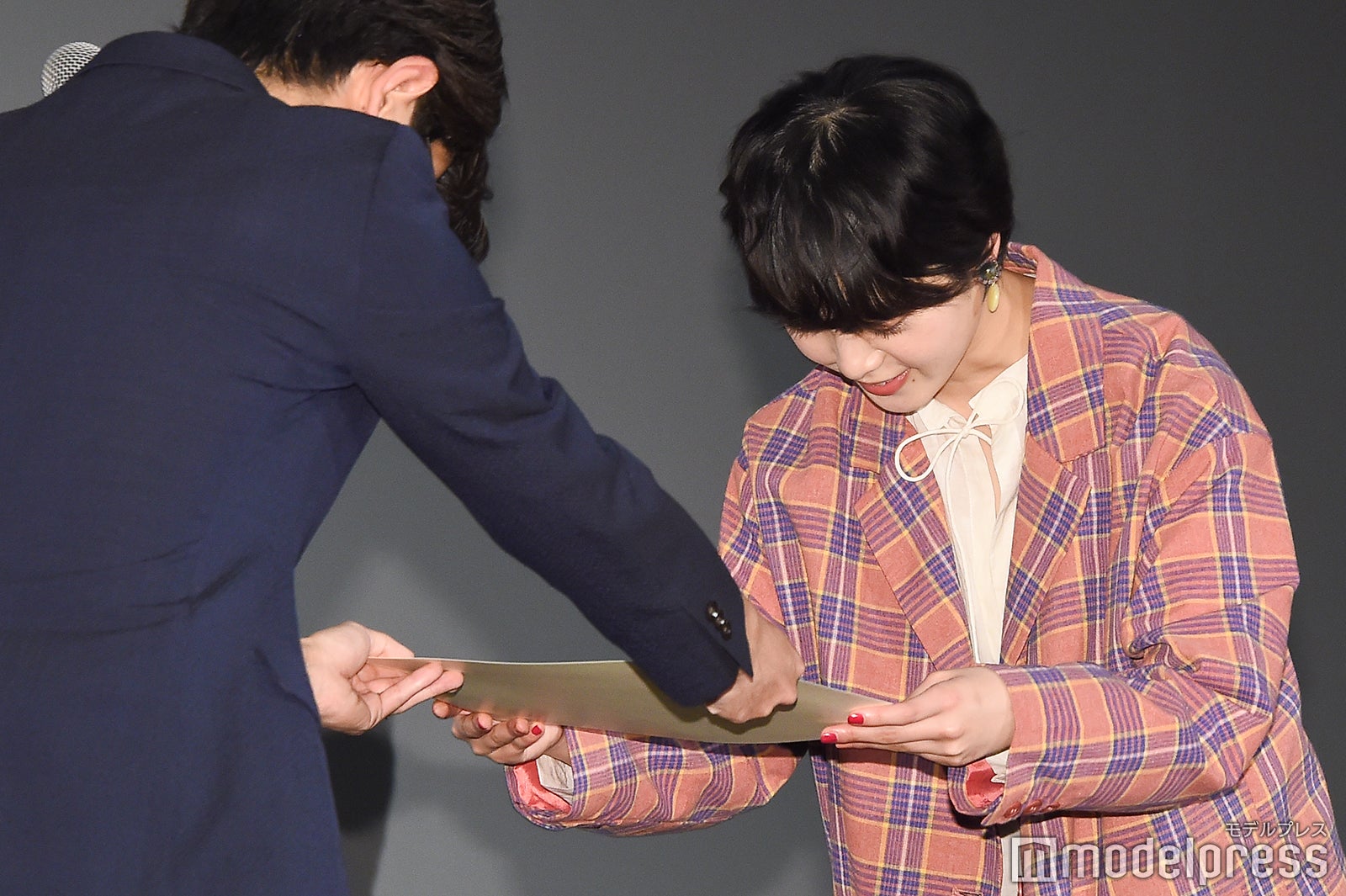 卒業証書を受け取る平手友梨奈 （C）モデルプレス