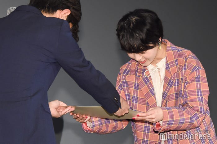 卒業証書を受け取る平手友梨奈 (C)モデルプレス