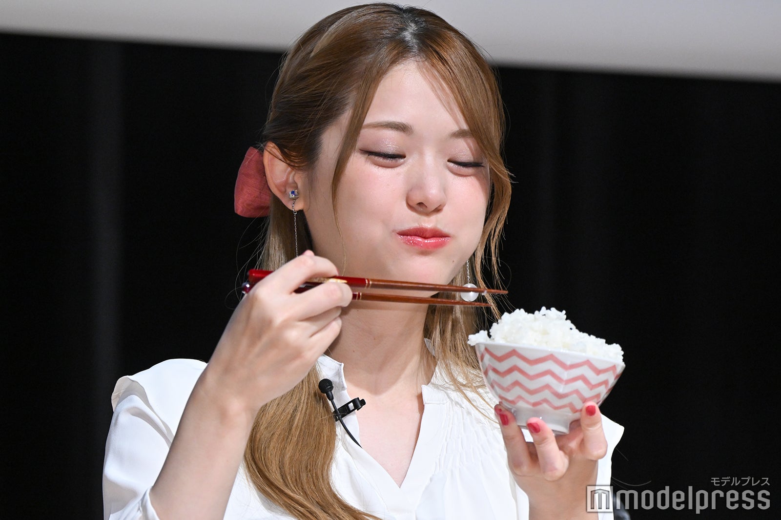お米を食べる松村沙友理 （C）モデルプレス