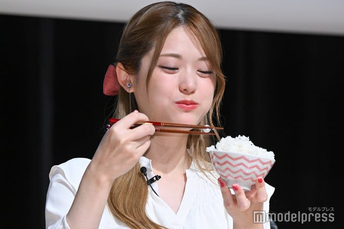 お米を食べる松村沙友理 (C)モデルプレス