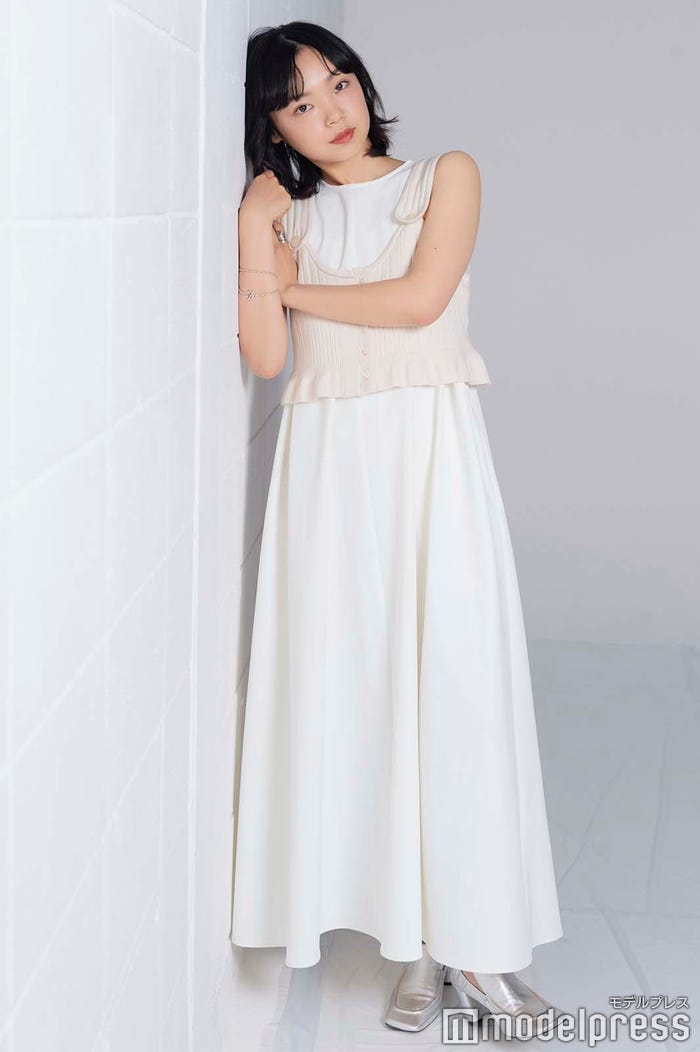 古川琴音(C)モデルプレス/ヘアメイク:Yoko Fuseya「ESPER」、スタイリスト:細沼ちえ/<衣装クレジット>ビスチェ¥36,300 ベッド&ブレックファースト(グリードインターナショナル トウキョウストア)シルバーリング¥34,650 ゴールドリング ¥28,050 共にプリュイ(プリュイ トウキョウ)ブレスレット ¥28,600 リューク(リューク)シューズ ¥41,800 セレナテラ(セレナテラ)その他スタイリスト私物<お問い合わせ先>グリードインターナショナル トウキョウストア(03-6721-1310)プリュイ トウキョウ(03-6450-5777 )リューク(info@rieuk.com)セレナテラ(050-5532-7180 or info@sellenatela.com)