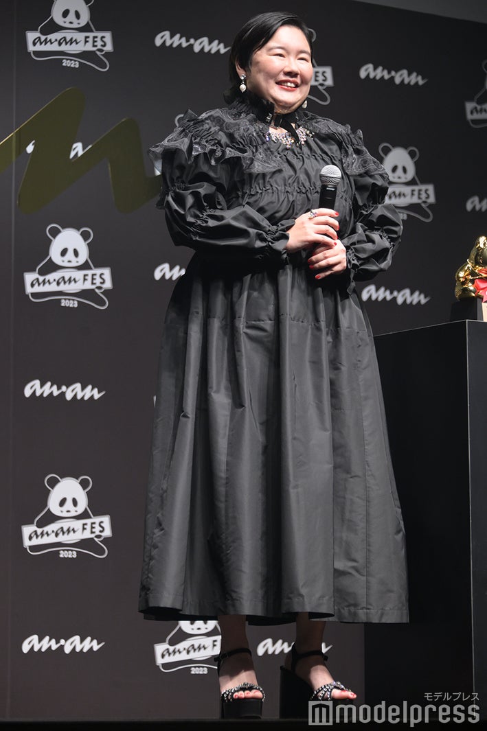 画像37/40) 川口春奈、シースルー衣装で美背中大胆披露