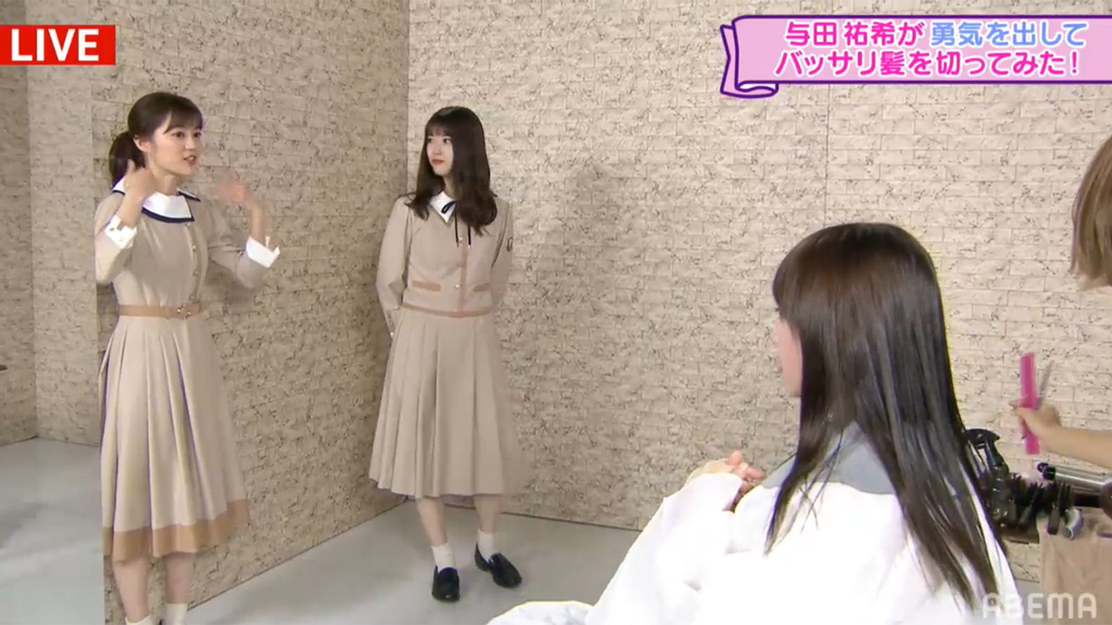 見守る生田絵梨花・松村沙友理（C）AbemaTV,Inc.