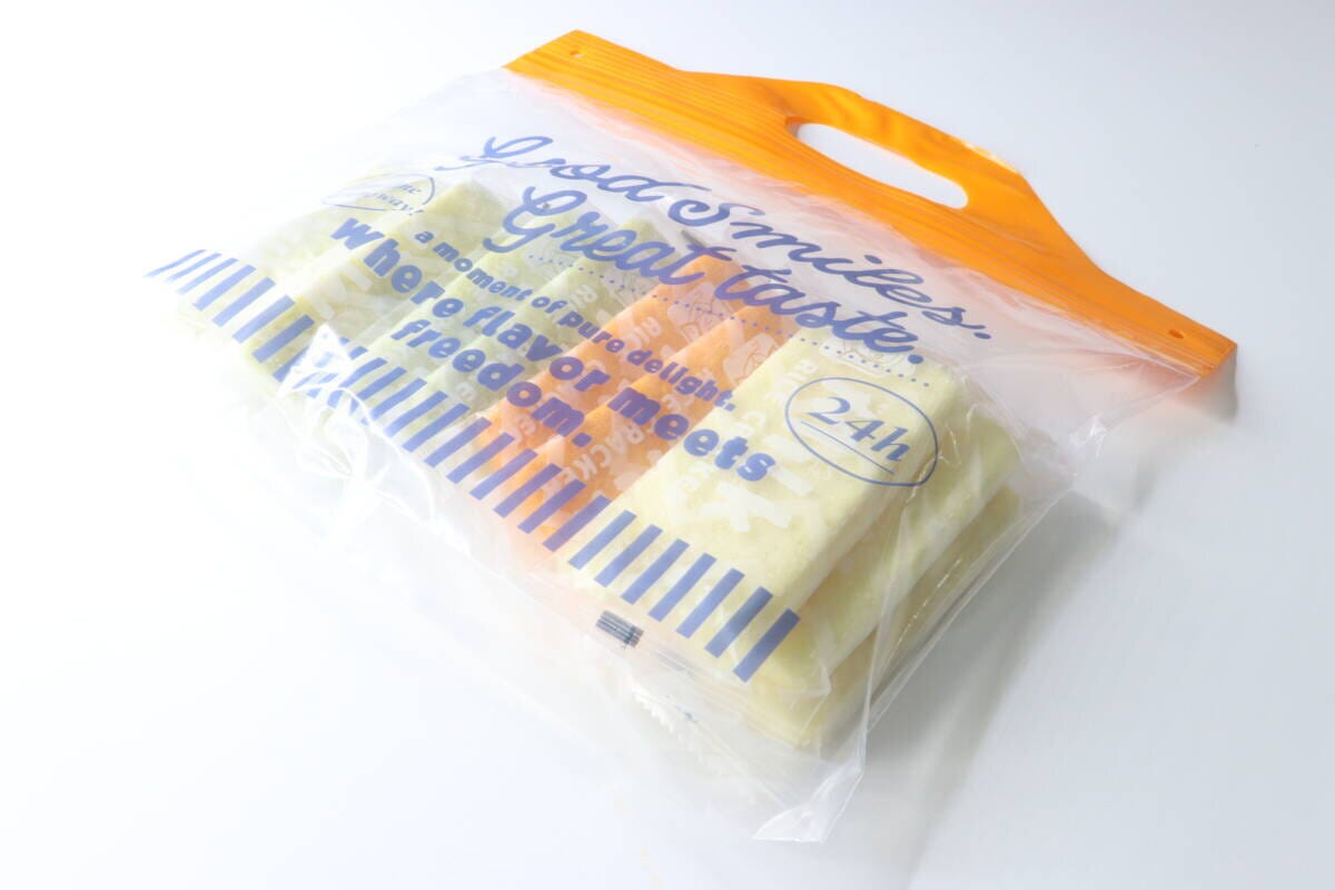 マチ付きスナックバッグに個包装のせんべいを複数入れた状態
