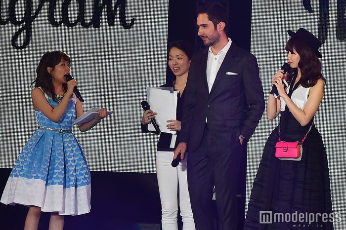 小嶋陽菜(左)とも卒業後初共演(C)モデルプレス