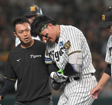 死球で負傷交代の阪神・森下「様子を見てという感じです」と話してクラブハウスへ 患部にアイシング 七回に巨人・赤星の148キロが直撃