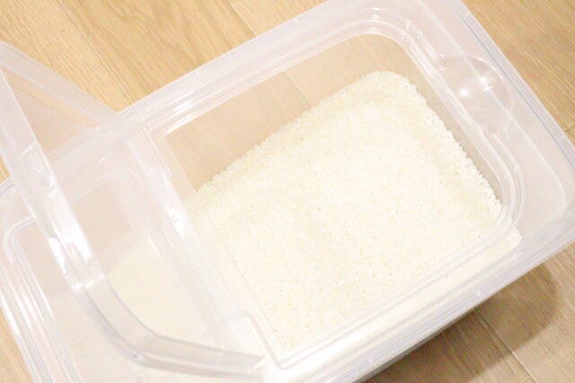 ダイソー　米びつ兼フードストッカー　フタ　小窓