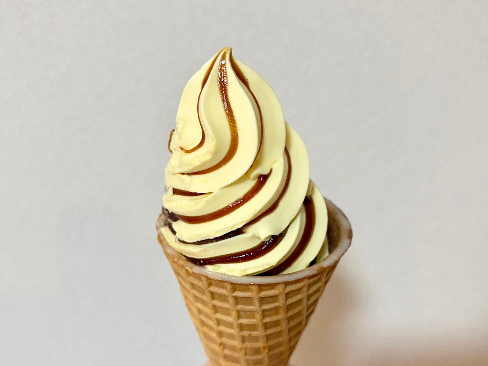 鮮やかな黄色のアイスクリームがインパクト抜群！ プリンを食べているかのようなアイスです