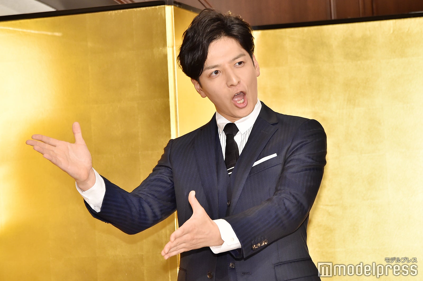 金子茂樹の受賞を祝福する生田斗真（C）モデルプレス