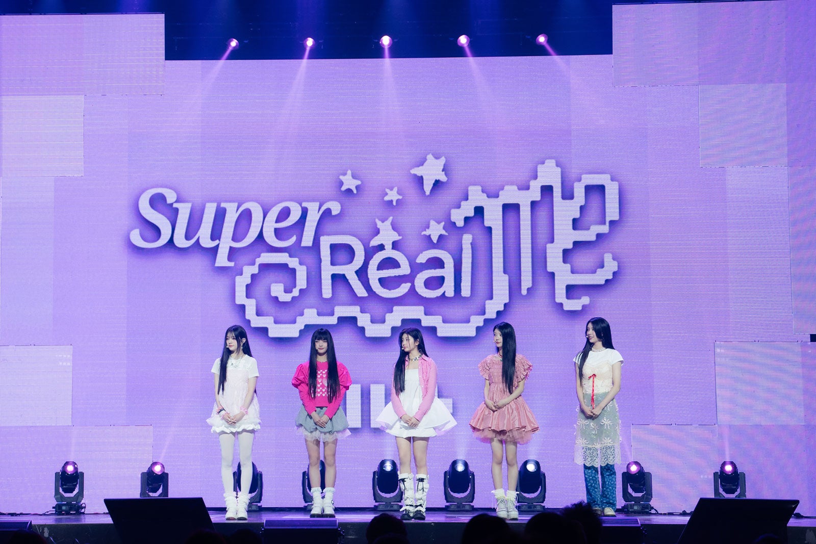 ILLIT／（左から）MINJU、IROHA、WONHEE、MOKA、YUNAH（P）＆（C）BELIFT LAB Inc.