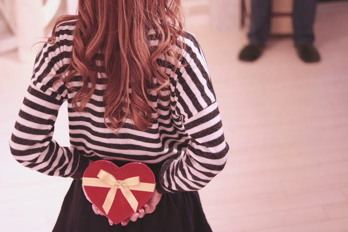 気になる彼を気づかせるアピールを/photo by GIRLY DROP