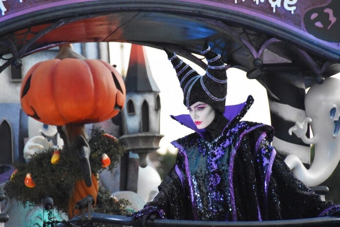 妖しい美しさに思わず見とれてしまう“マレフィセント”の表情