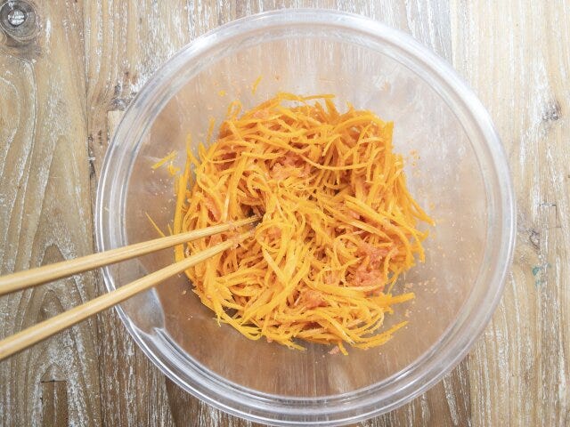 明太子の皮を取り除き、①に加えて和え、今度はラップをせずに600wのレンジで2分加熱します。 明太子の皮を取り除き、①に加えて和え、今度はラップをせずに600wのレンジで2分加熱します。