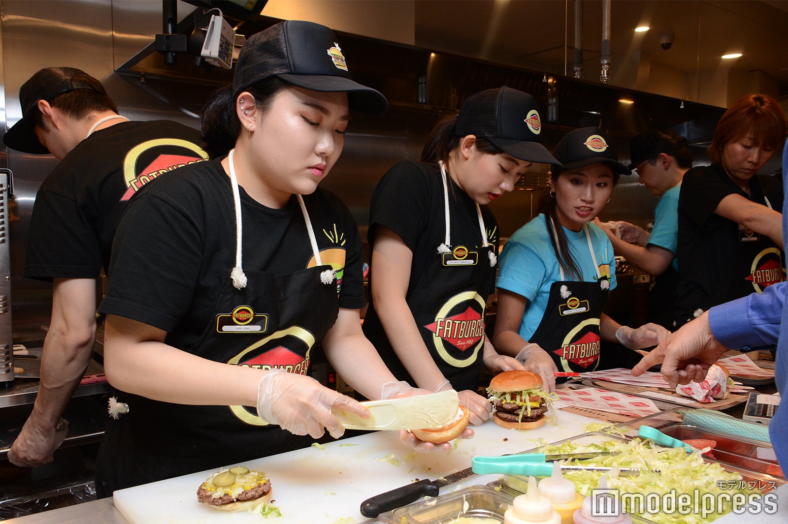 オーダーを受けてから目の前で作るライブ感のあるカウンターキッチン（C）モデルプレス