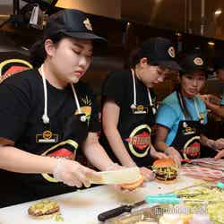 オーダーを受けてから目の前で作るライブ感のあるカウンターキッチン(C)モデルプレス