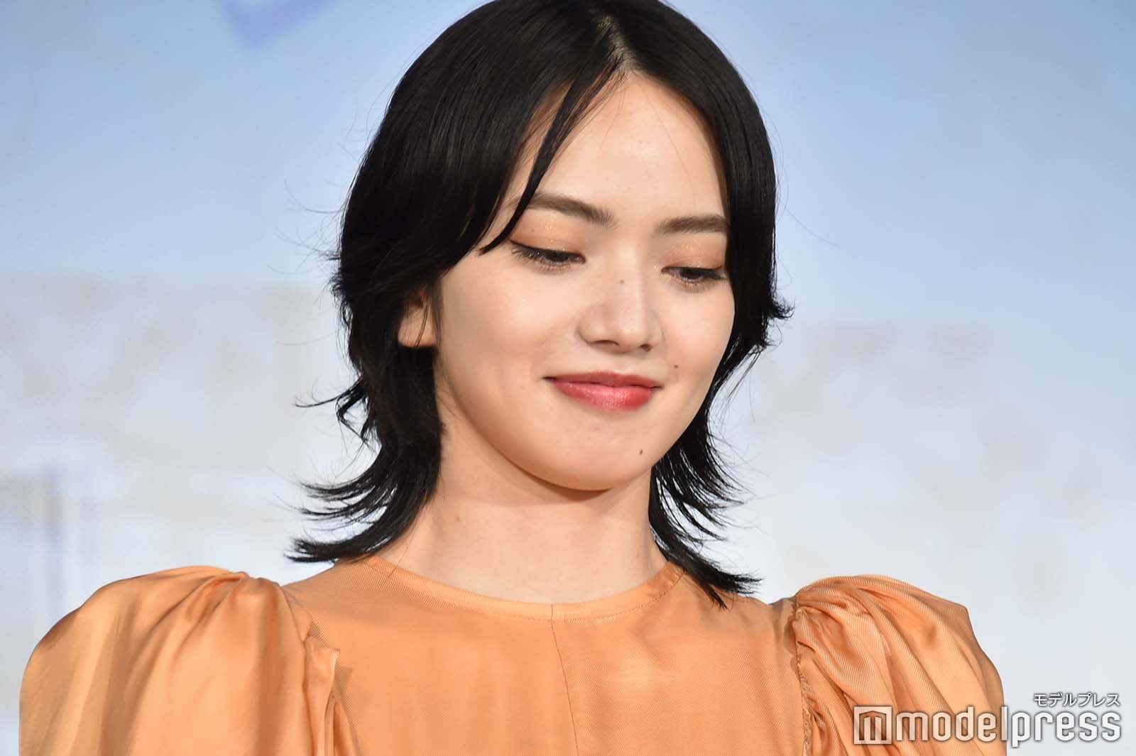 オレンジの衣装とマッチしたオレンジシャドウも可愛い （C）モデルプレス