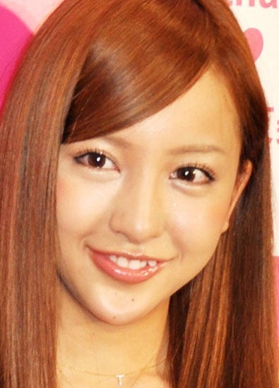 AKB48板野友美、ソロ2ndシングル発売延期　ファンの反応は？