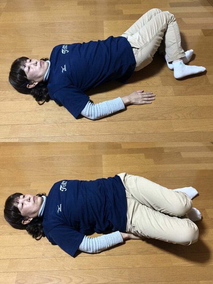 寝転がったまま両膝を左右にゆっくり倒すエクササイズ。慣れてきたらかかとを浮かせて行おう