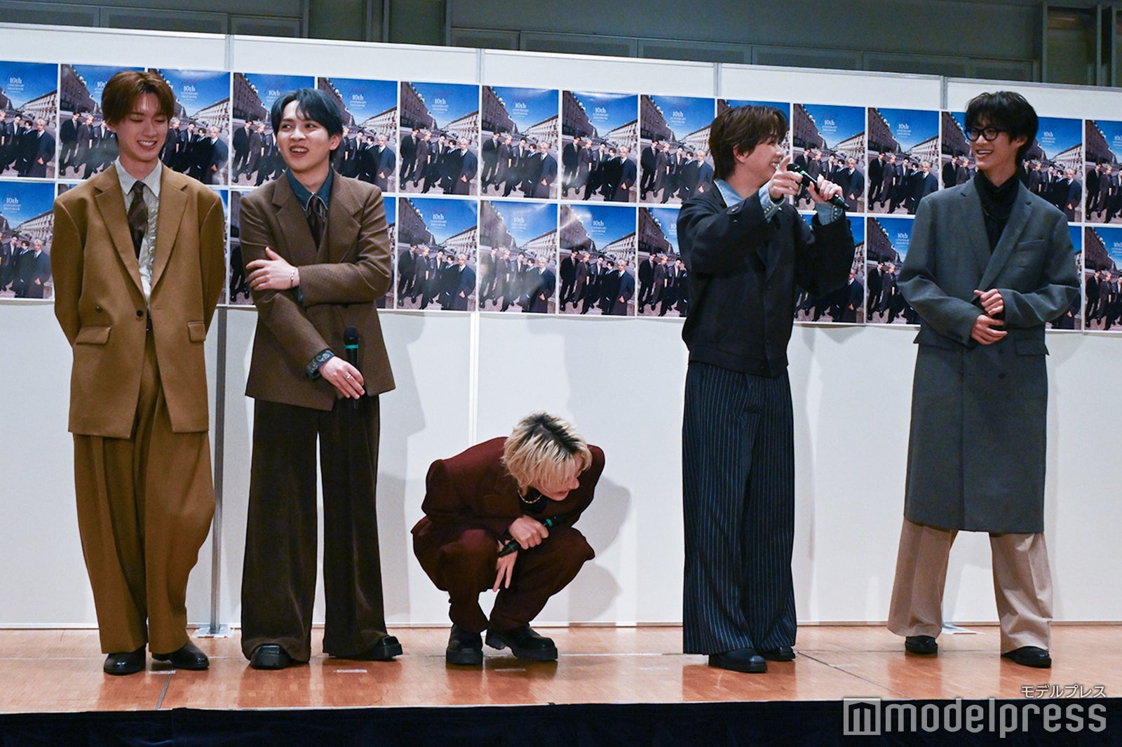 止まらない塩崎太智のギャグ（？）で笑顔になる山中柔太朗、吉田仁人、佐野勇斗、曽野舜太（C）モデルプレス