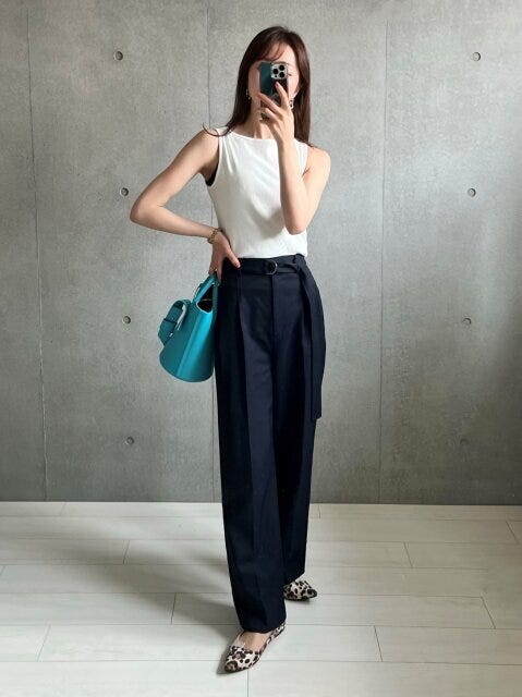 白トップス　大人コーデ　垢抜け　白ノースリ×マニッシュパンツ