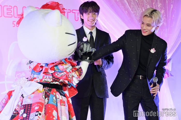 ハローキティと握手する川西拓実、見守る河野純喜(C)モデルプレス