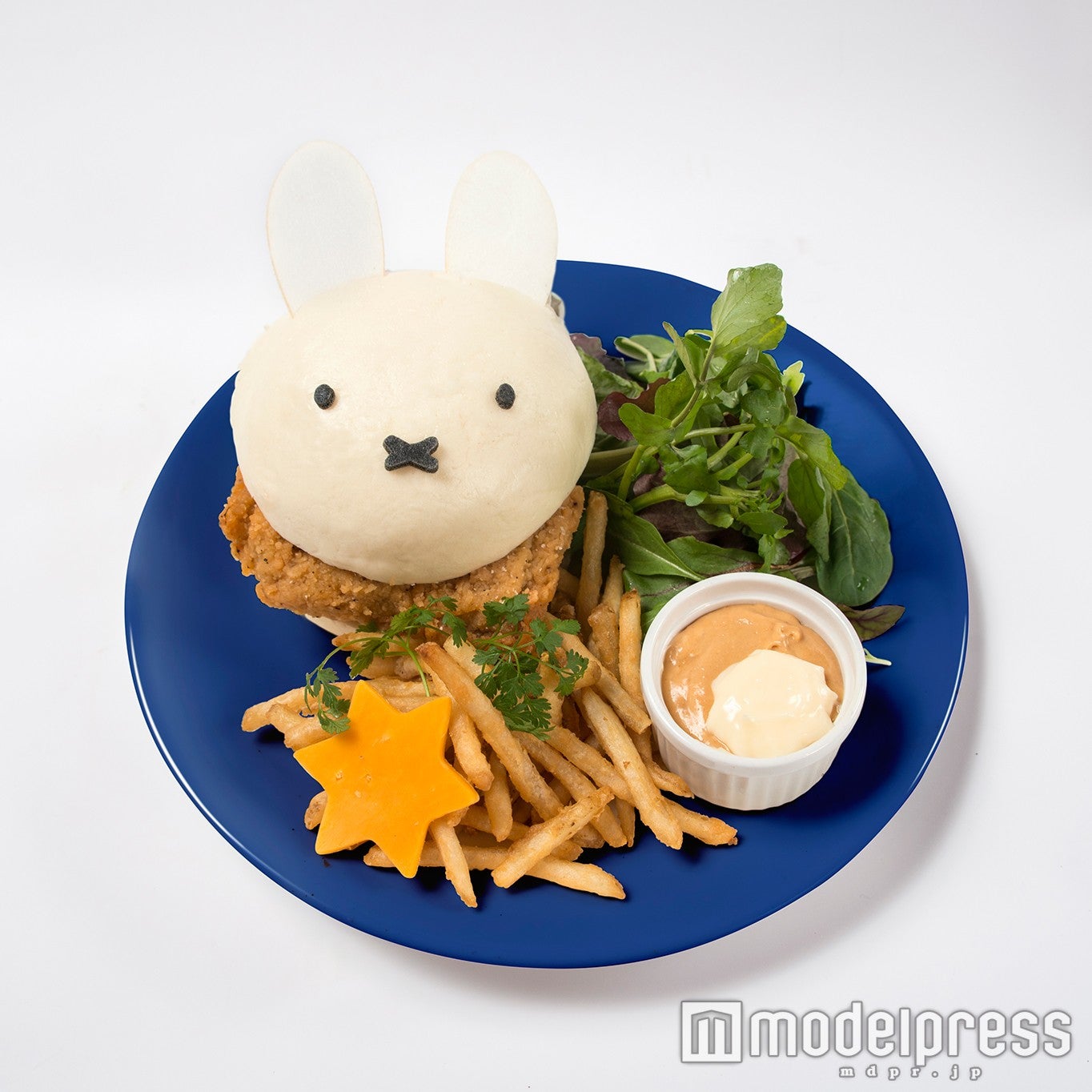 「おっきなミッフィーがバーガーに！？チキンシュニッツェルバーガー」￥1，380／画像提供：パルコ