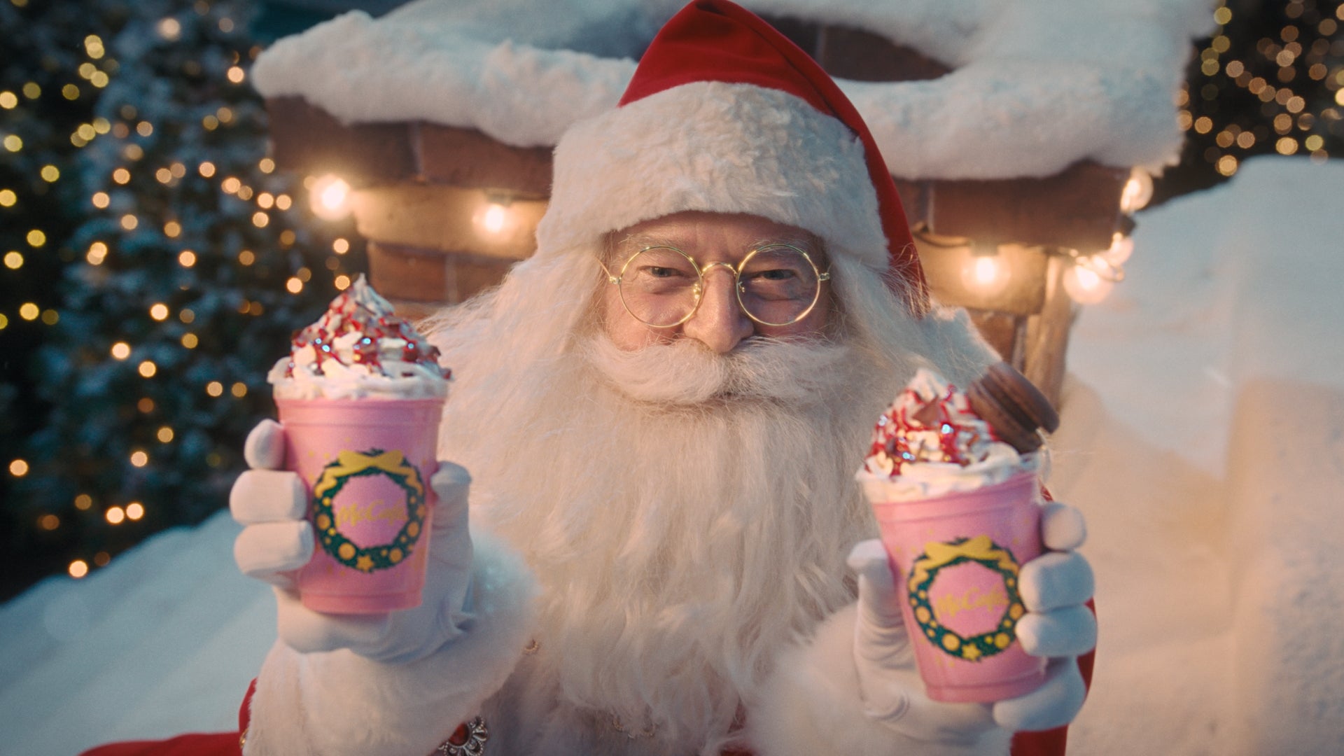 新TVCM「マックカフェ『マックのいちごフラッペ』」篇（提供写真）