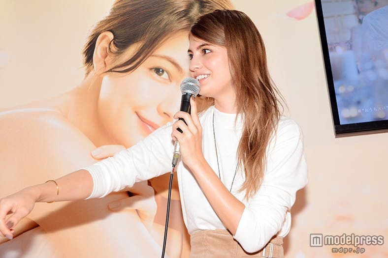 MCがマギーのもちもち柔肌を触って実感