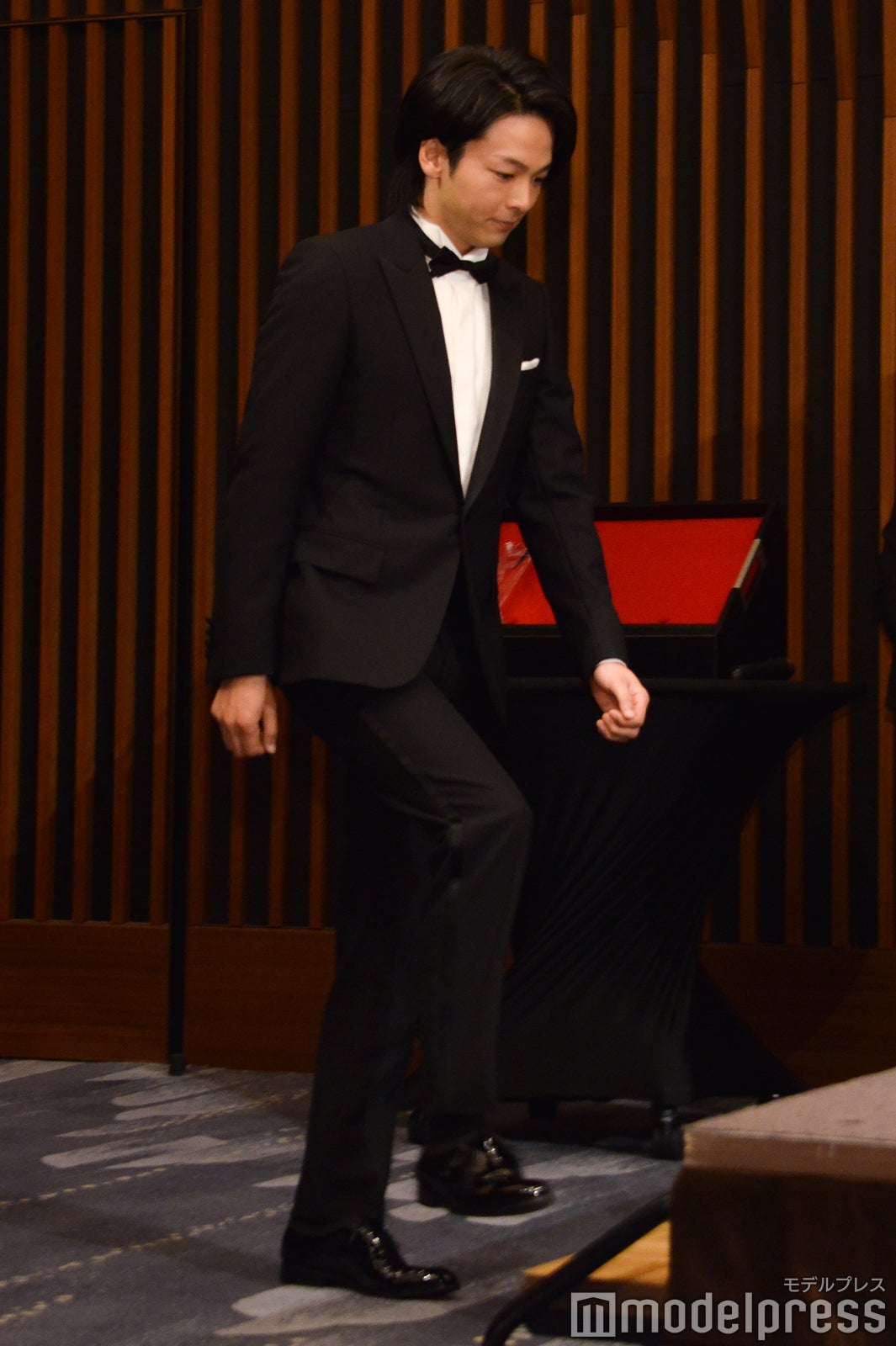 段を上がる中村倫也 （C）モデルプレス