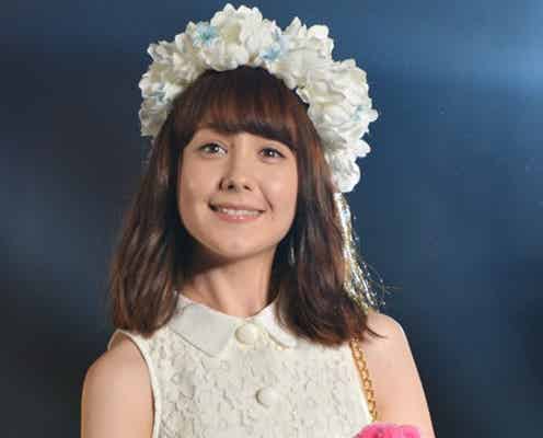 トリンドル玲奈、ミニワンピで美脚披露 ピュアスマイルで視線独り占め