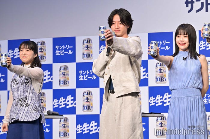 乾杯する上白石萌音、山崎賢人、アイナ・ジ・エンド(C)モデルプレス
