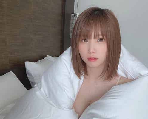 えなこ、ベッドで胸元ちらり「色っぽい」「布団になりたい」の声