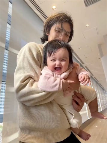 アレクサンダー、次女・グーちゃんの“もぐもぐ成長ぶり”明かす「一日三食食べてます」