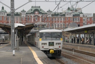 思い出となった185系特急「草津」が停車中の深谷駅