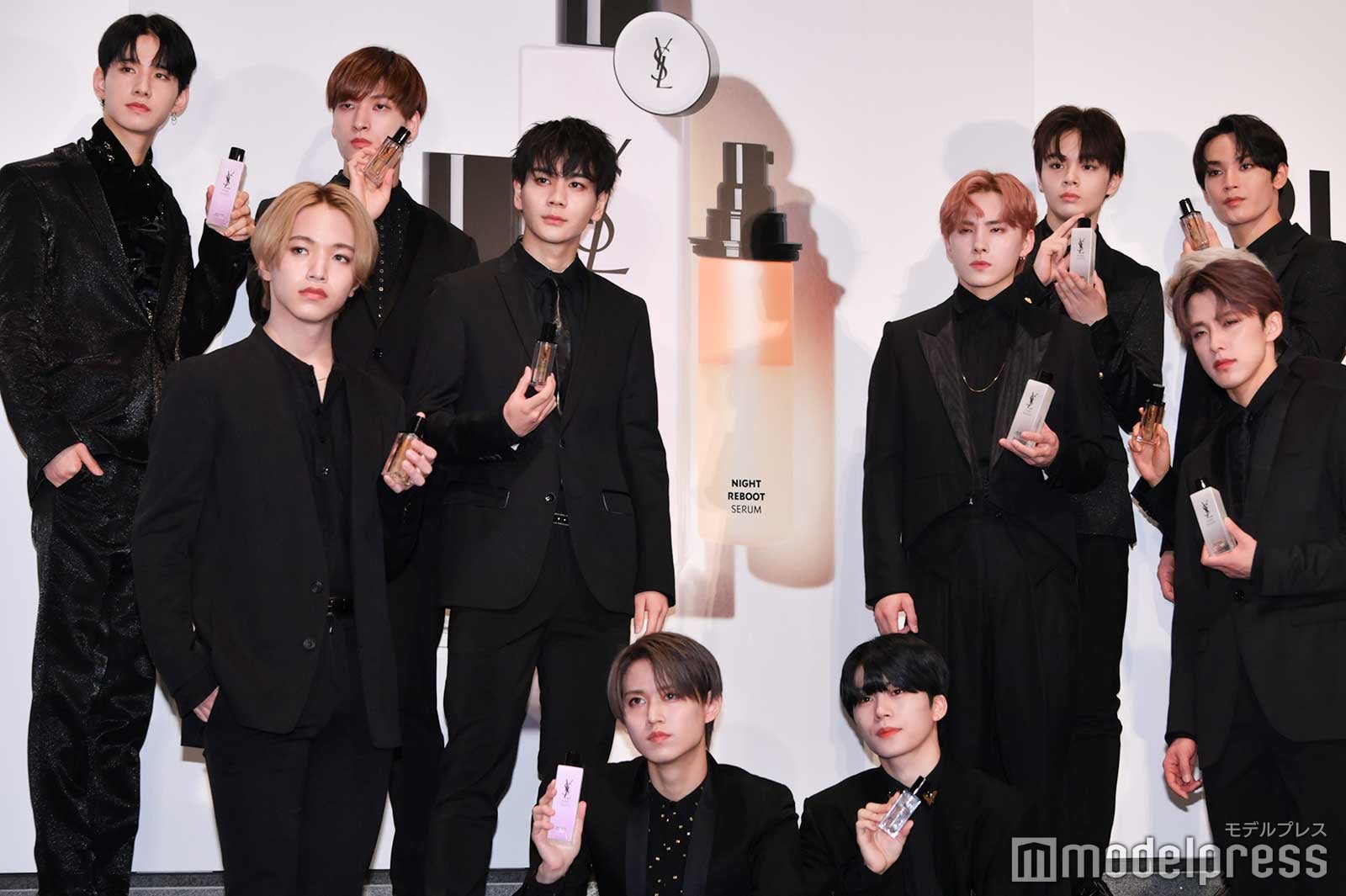 JO1／（後列）佐藤景瑚、金城碧海、鶴房汐恩、與那城奨（中列）豆原一成、川西拓実、川尻蓮（前列）大平祥生、白岩瑠姫、木全翔也、河野純喜（C）モデルプレス