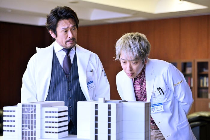 内野聖陽、二宮和也「ブラックペアン シーズン2」第4話より(C)TBS