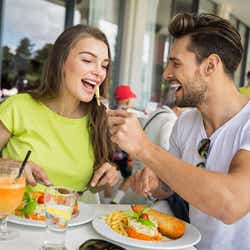 モデルプレス - 男性が食事中に女子を観察するポイント4つ