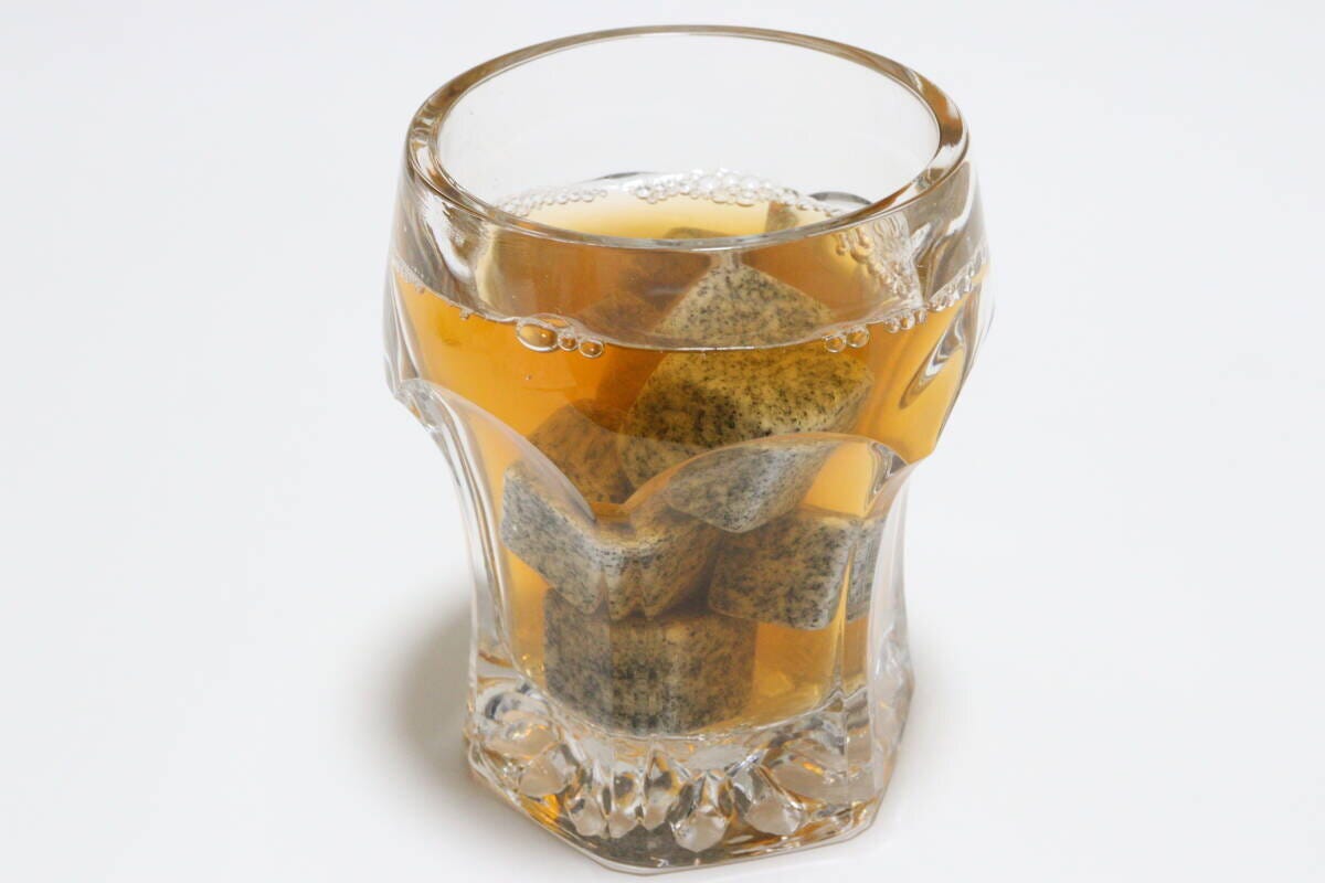 ダイソー ストーンアイスキューブ ダイソーのストーンアイスキューブは花崗岩製で高級感がある