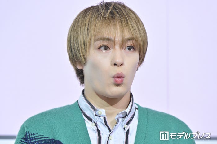 口をとがらせる松倉海斗(C)モデルプレス