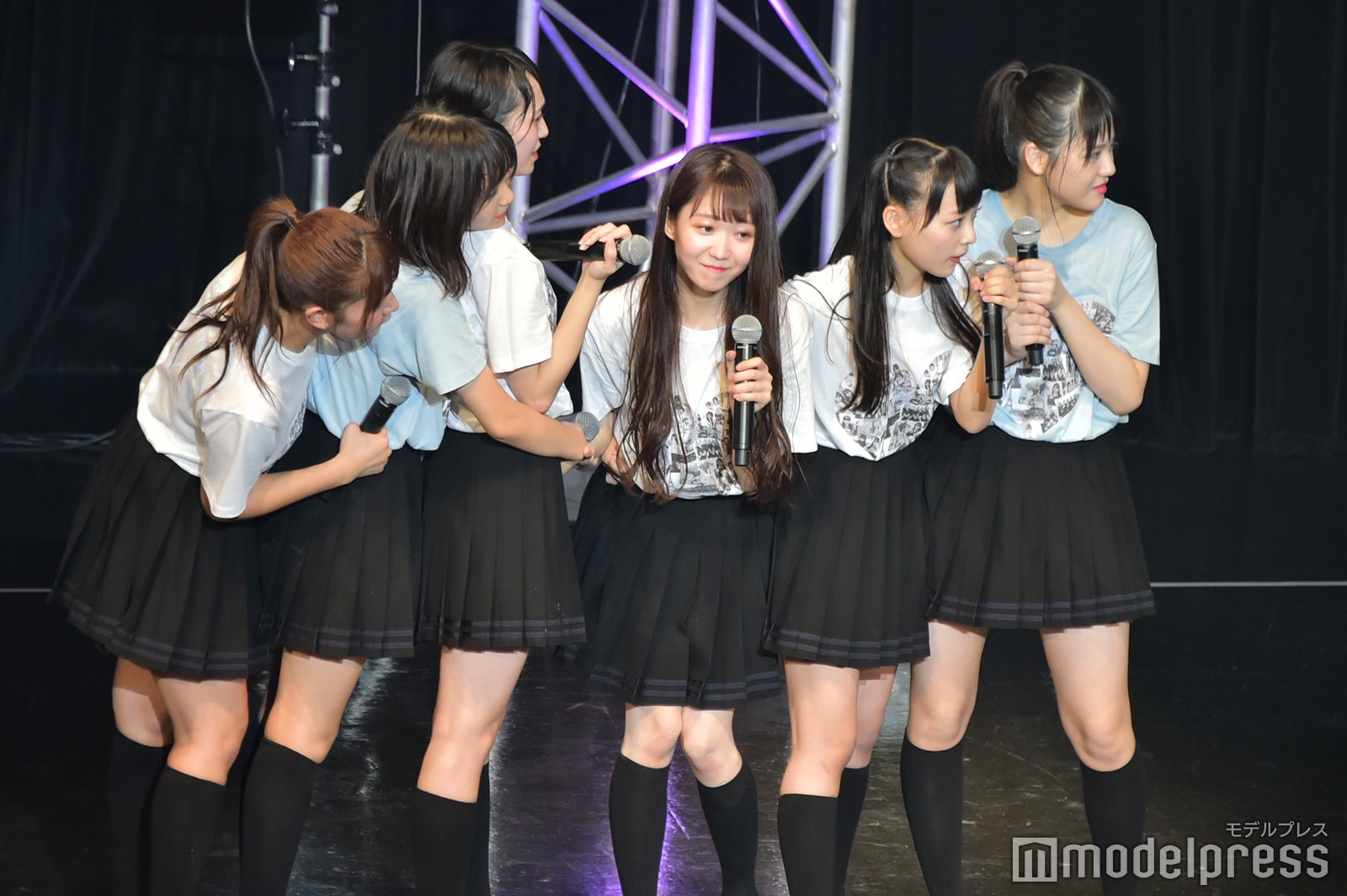 サプライズに動揺するメンバー（C）モデルプレス