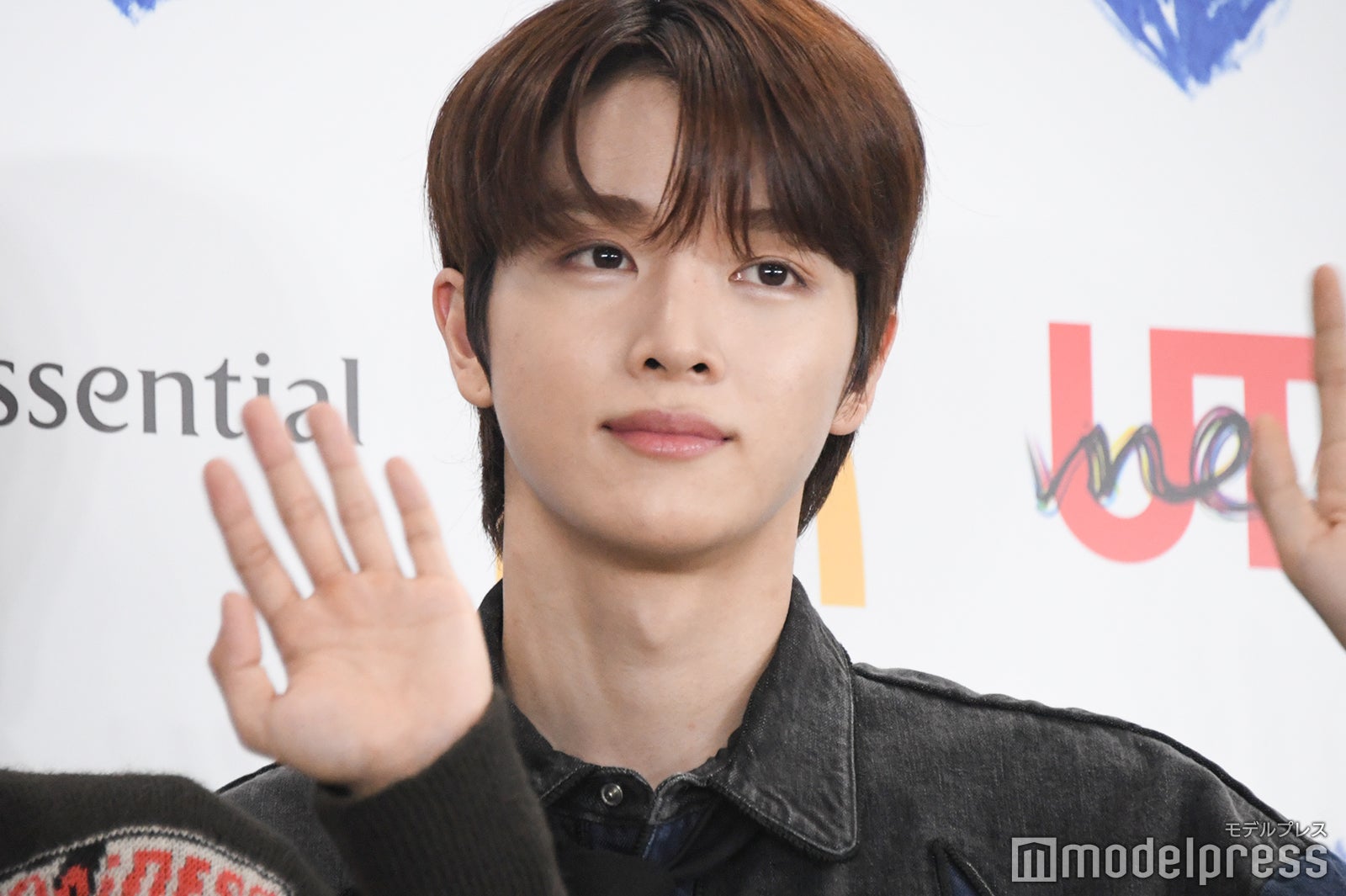 手を振るソンチャン（C）モデルプレス