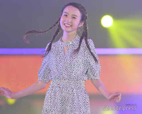 AKB48本田仁美、おでこ全開個性派おさげヘアで登場 柄ワンピをキュートに着こなす<GirlsAward 2023 S/S>