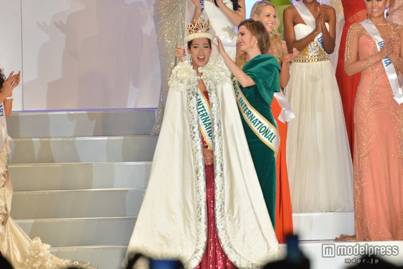 ティアラを受けるベア・ローズ・サンチャゴさん（フィリピン代表）