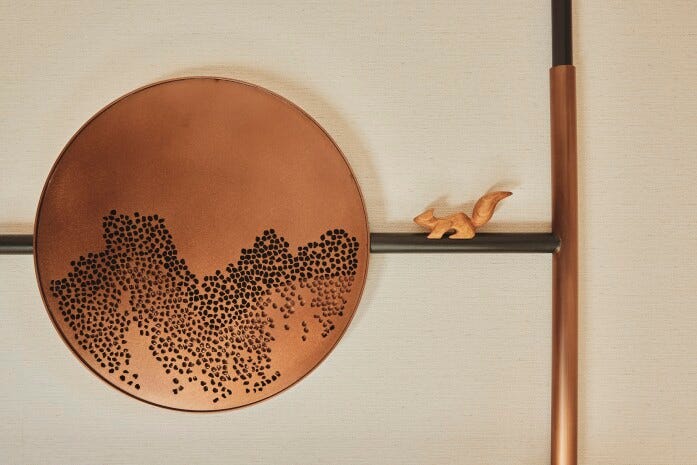 浅間山をイメージしたという銅板アートには、木彫りのリスが！