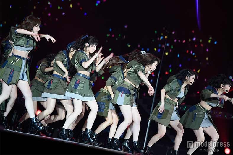 ライブの様子（C）AKS