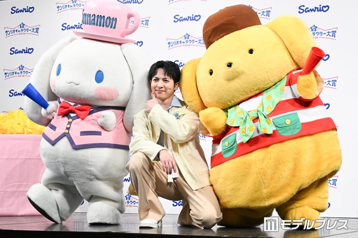 サンリオキャラクターに囲まれて幸せそうな吉田仁人(C)モデルプレス
