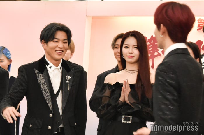 恩師のKENZOとハイタッチする田島将吾 (C)モデルプレス