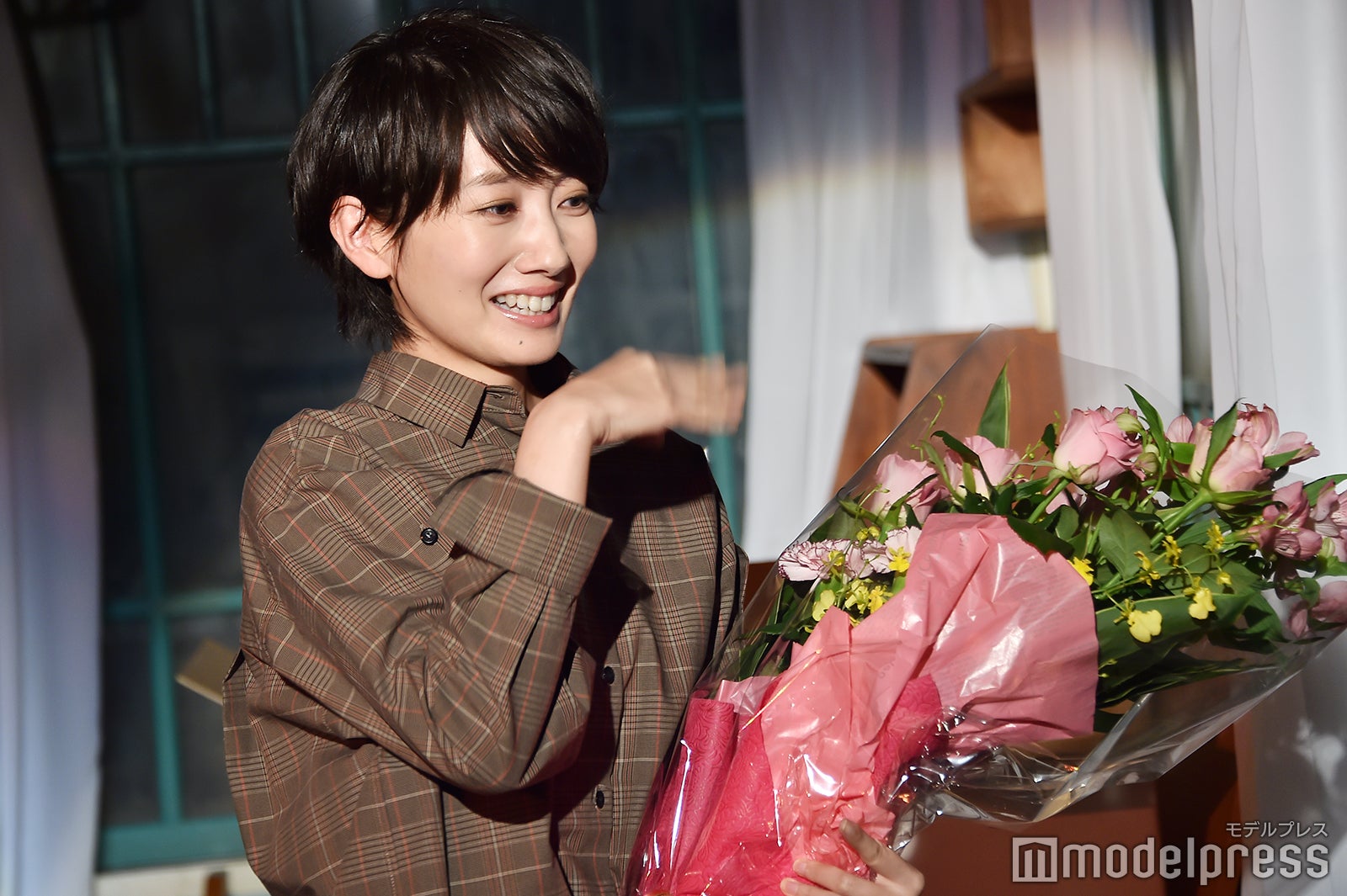 伊勢谷友介の登場に驚き、思わず“泣き笑い”の波瑠（C）モデルプレス