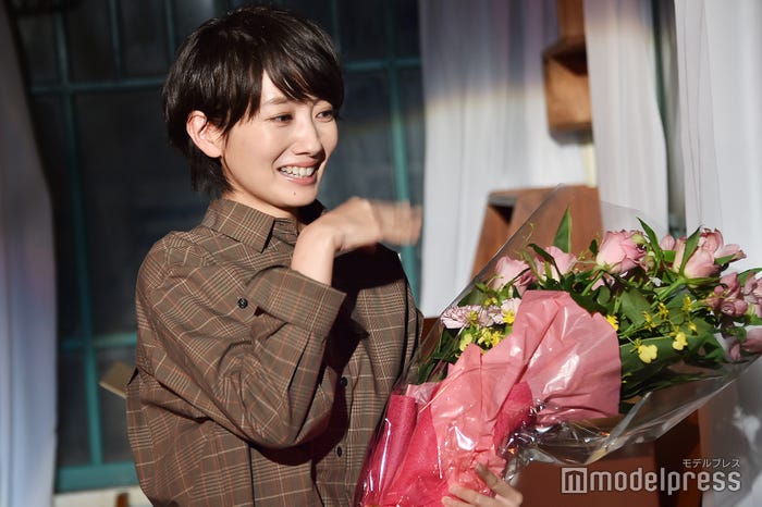 伊勢谷友介の登場に驚き、思わず“泣き笑い”の波瑠(C)モデルプレス