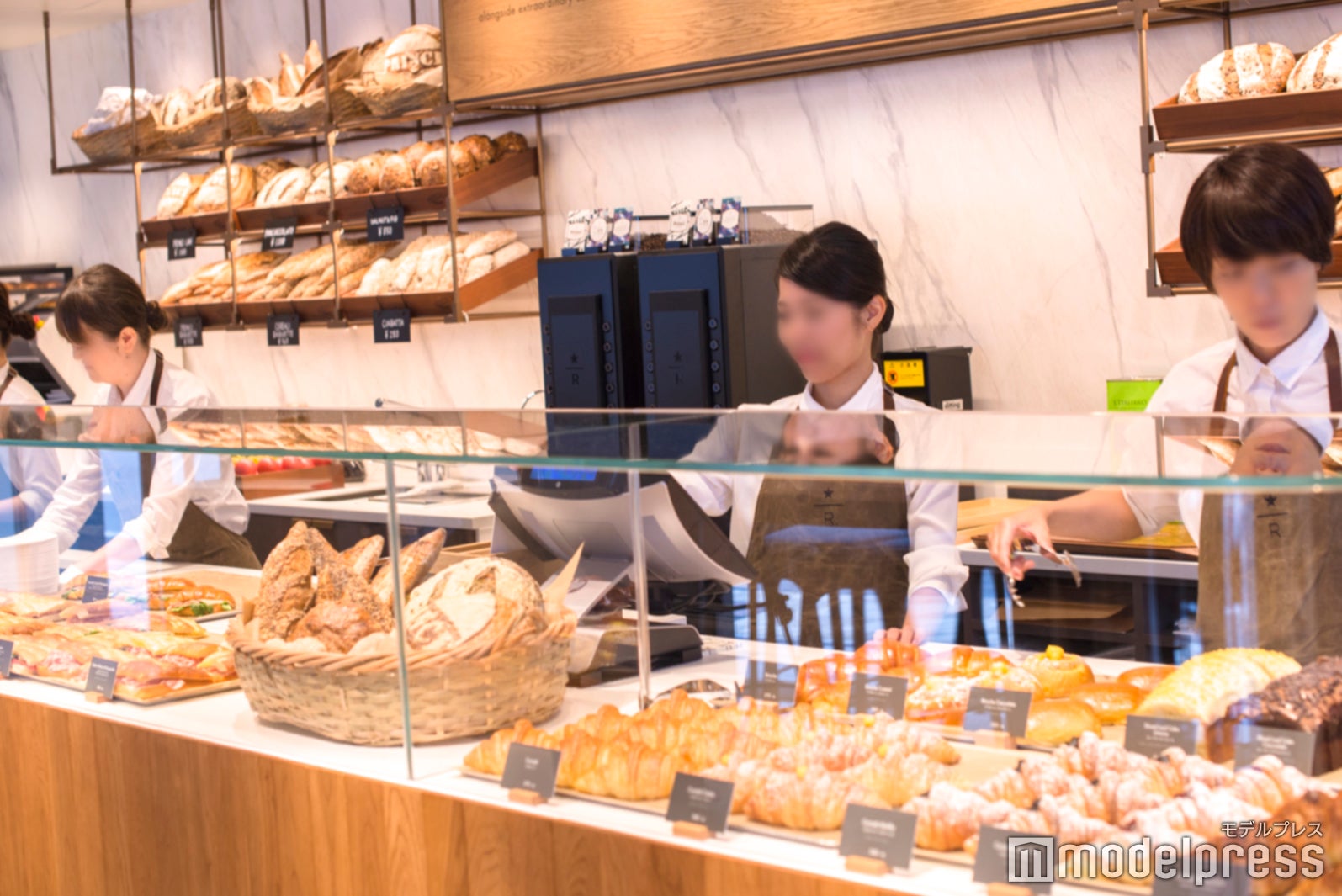 焼きたてのブレッドのテイクアウトが可能（C）モデルプレス